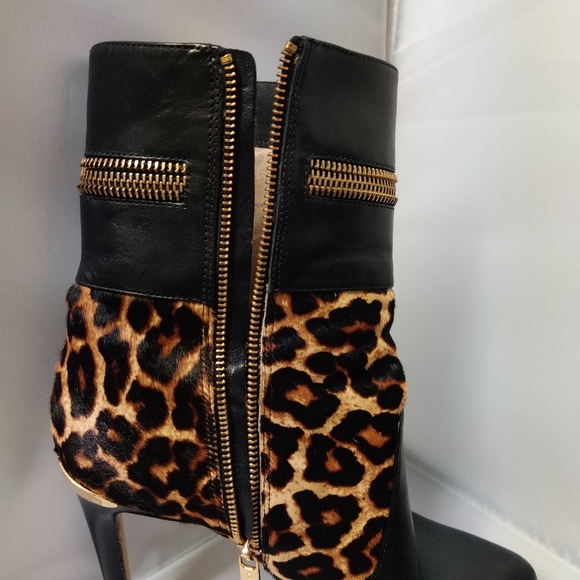 Michael Kors Animal print and black leather booties. - Picture 4 of 7